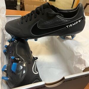 Women’s Nike Legend cleats. Size 8.5 women’s.